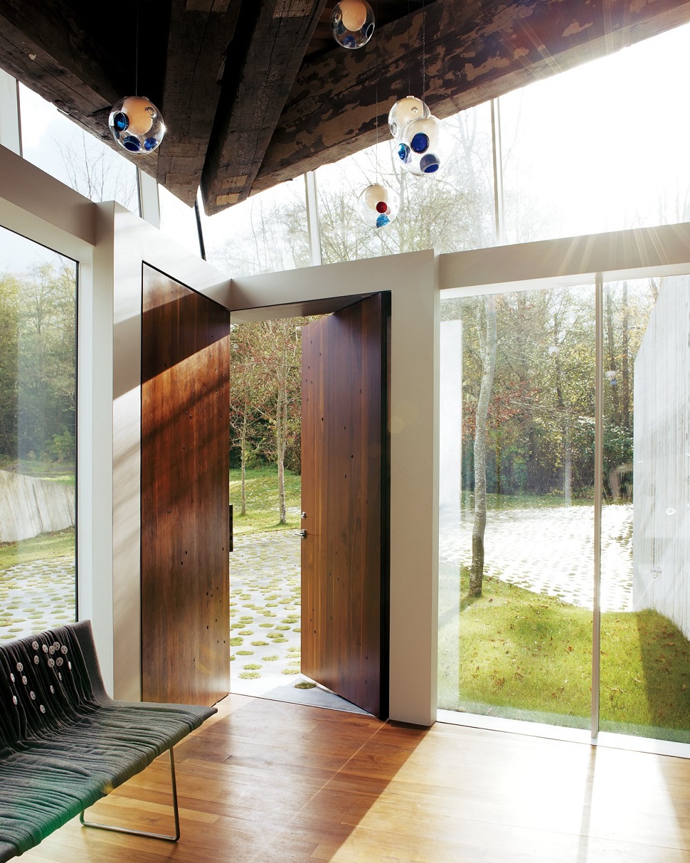 cửa gỗ óc chó phù hợp với phong cách của ngôi nhà