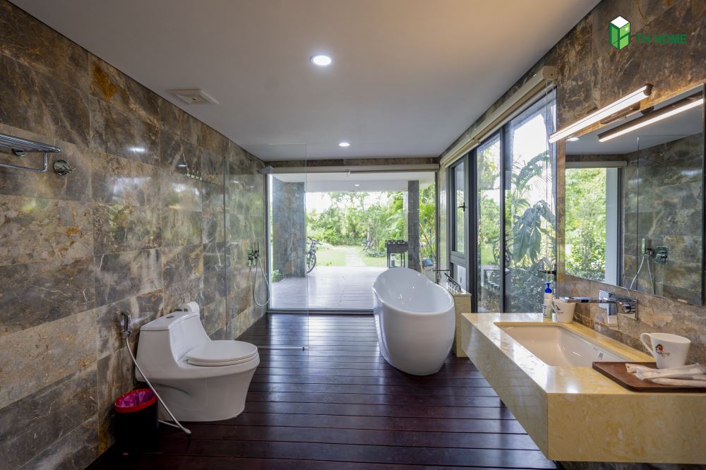 Không gian nhà tắm rộng rãi, tiện nghi và vô cùng ấn tượng với không gian mở
