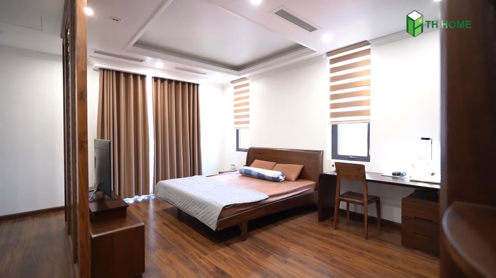 Phòng ngủ chính thiết kế rộng rãi, thoải mái với chất liệu gỗ óc chó