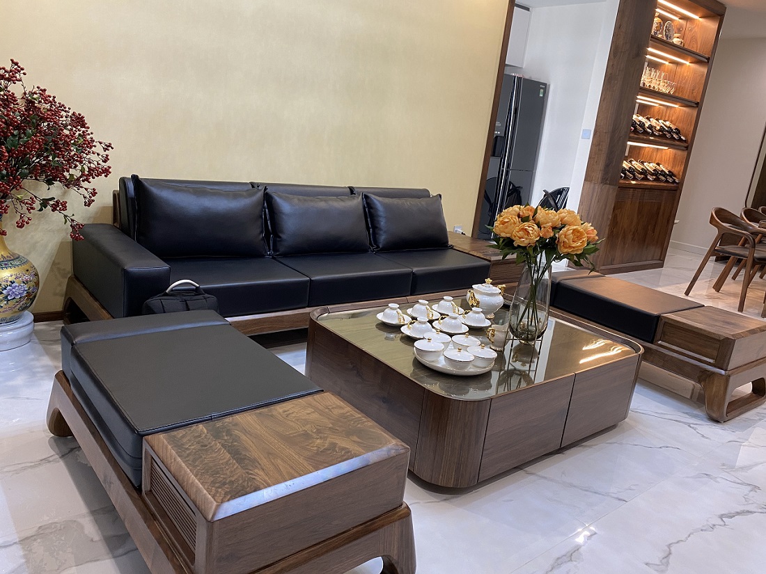 Bộ sofa là sự kết hợp hài hòa giữa sắc màu của gỗ và da, tạo nên một sản phẩm đầy tính nghệ thuật