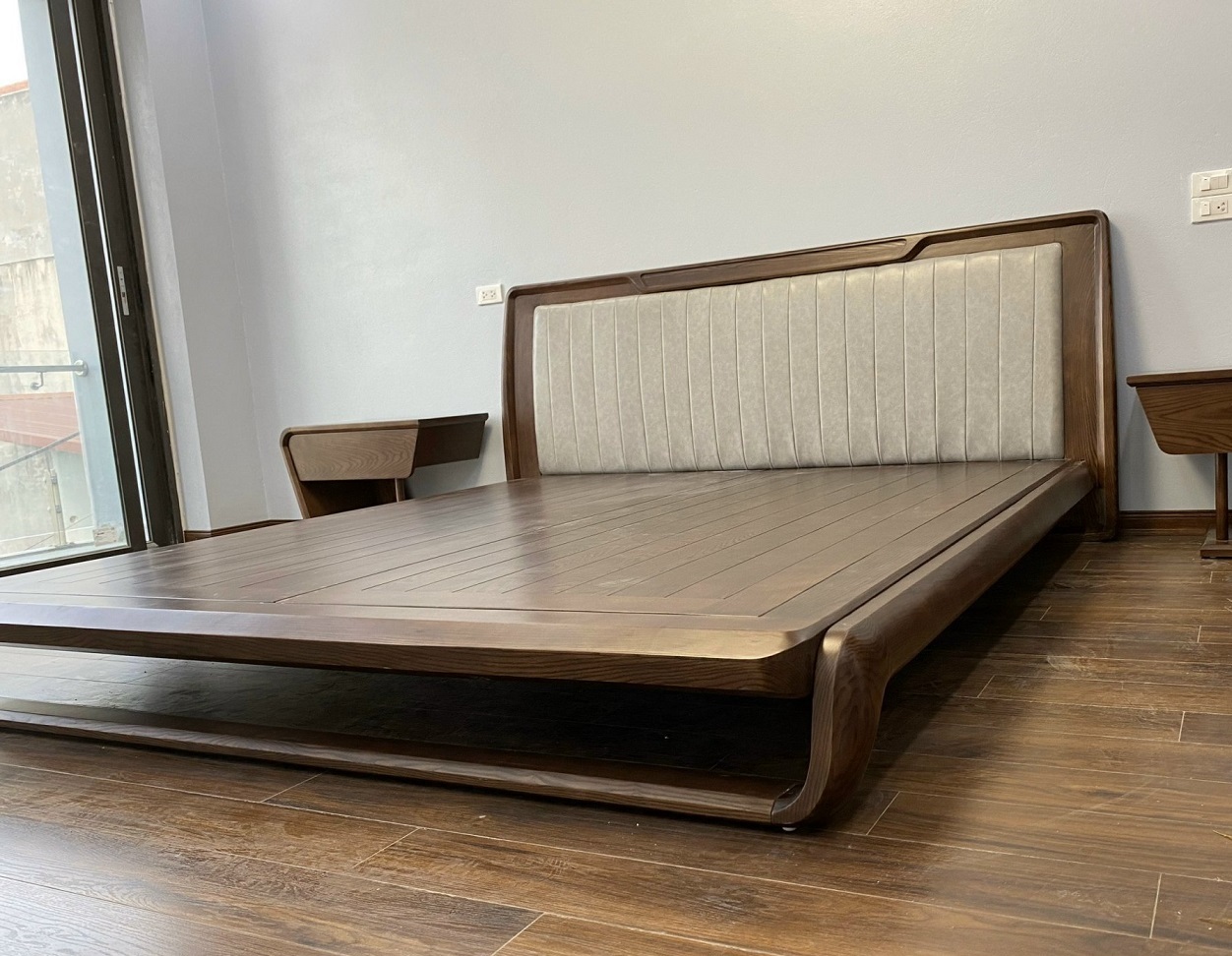 Khung giường bền bỉ, vững chắc nhờ chất gỗ cao cấp tự nhiên