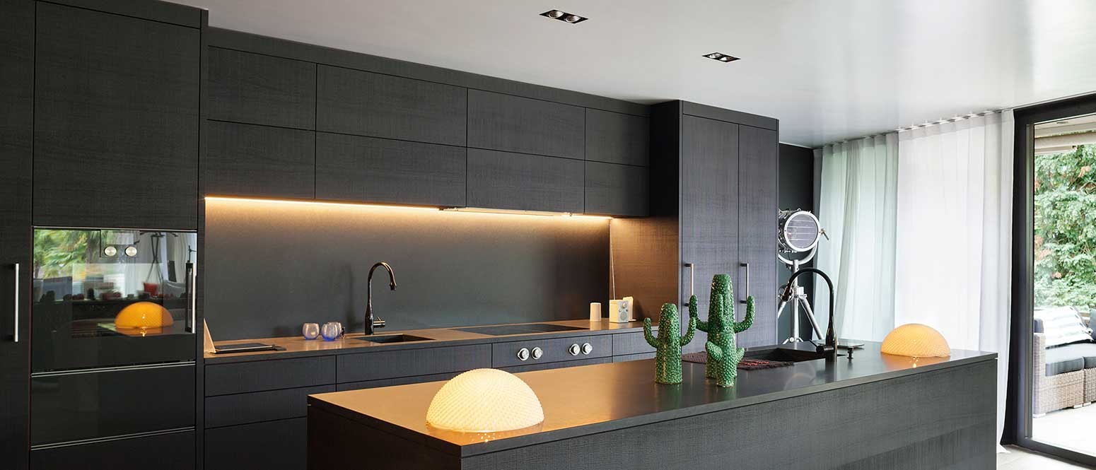Lắp đặt đèn LED ở tủ bếp khi thiết kế bếp ăn không gian mở