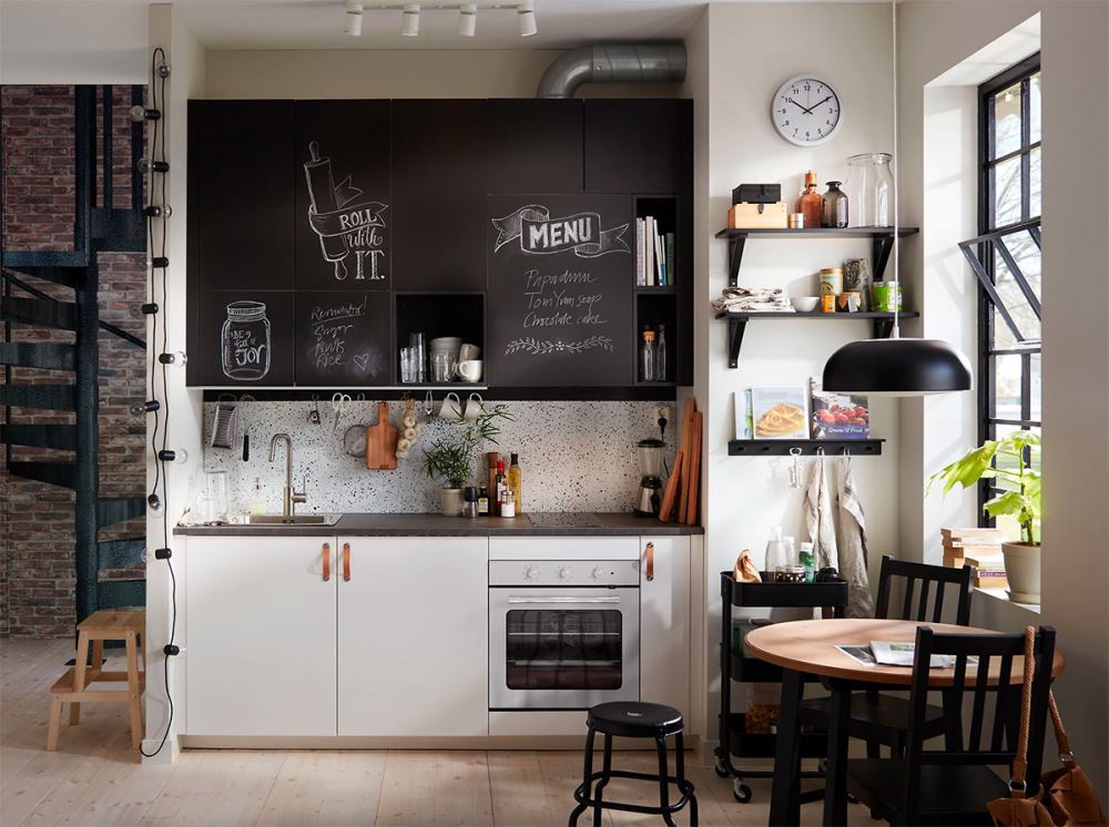 Sử dụng sơn bảng đen cho tủ bếp giúp gia chủ có thể thỏa sức sáng tạo