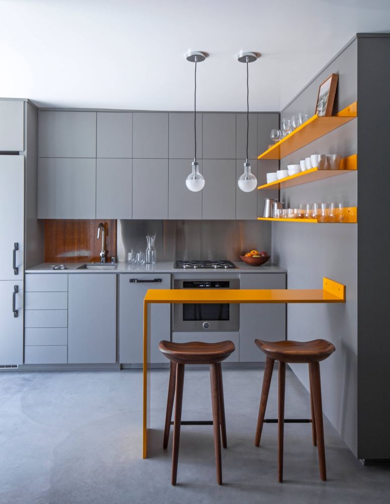 Thiết kế đối lập màu sắc giúp căn bếp nhỏ có vẻ thẩm mỹ ấn tượng