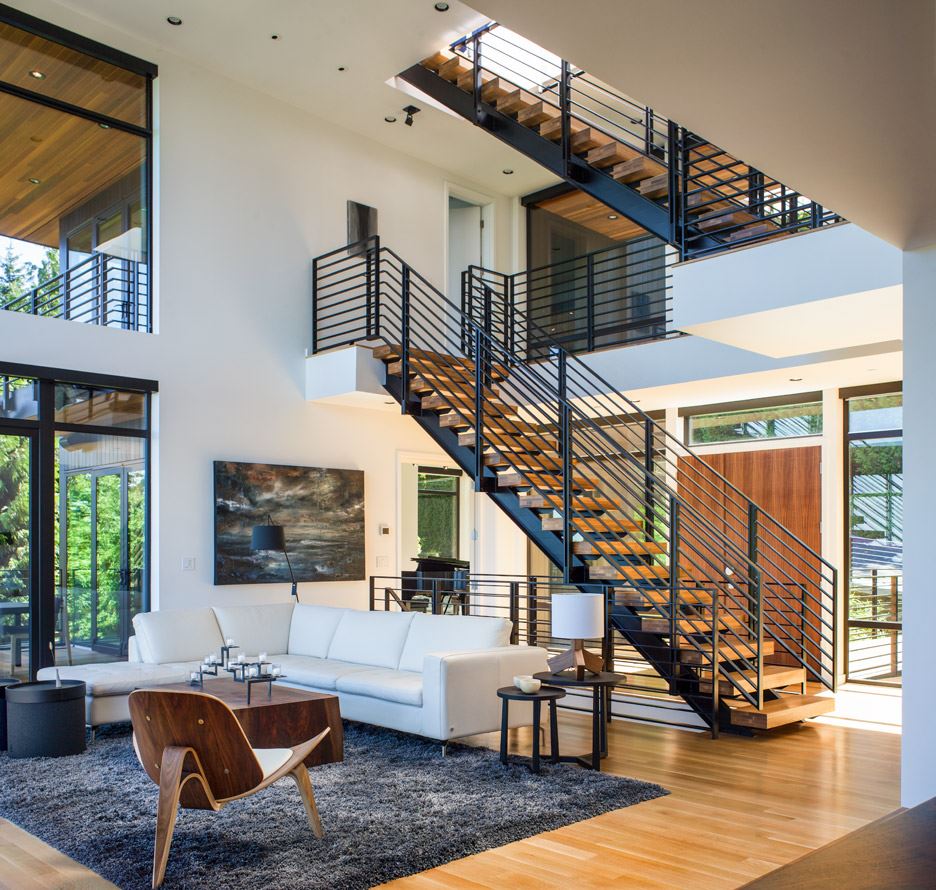 Thiết kế giếng trời trên cầu thang bên trong ngôi nhà theo phong cách tối giản